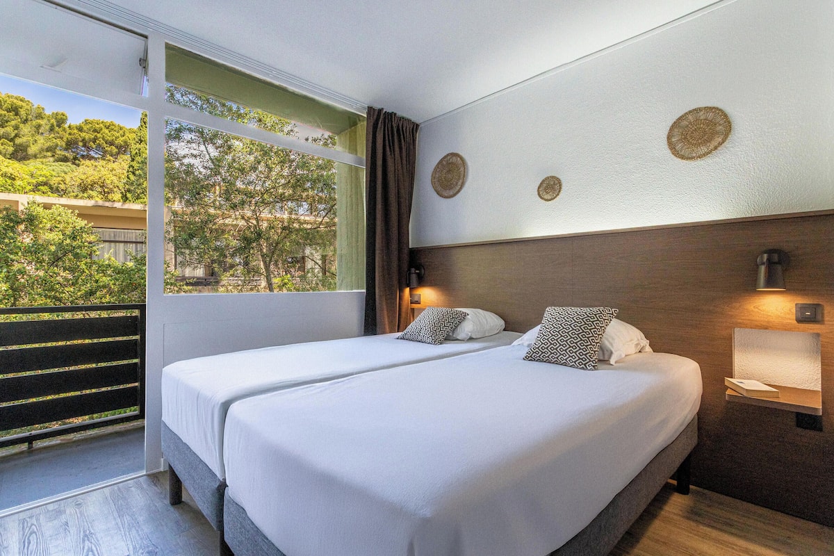 In-room safe, free WiFi, bed sheets
