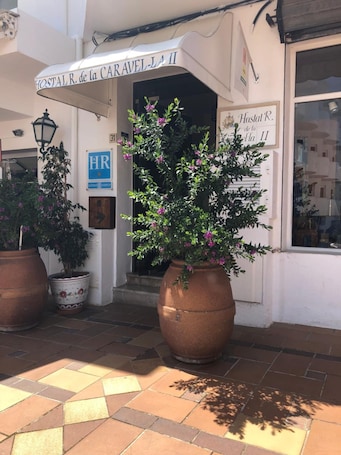 Außenbereich. Hostal de la Caravel-la ll