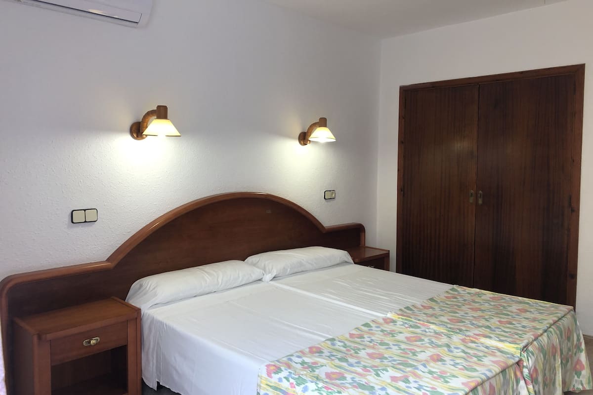 Habitación básica con 1 cama matrimonial o 2 individuales | Caja de seguridad en la habitación y escritorio