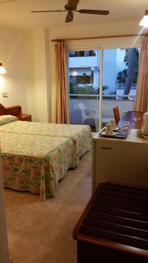 Habitació doble o amb dos llits individuals bàsica | Caixa forta a l'habitació i escriptori 