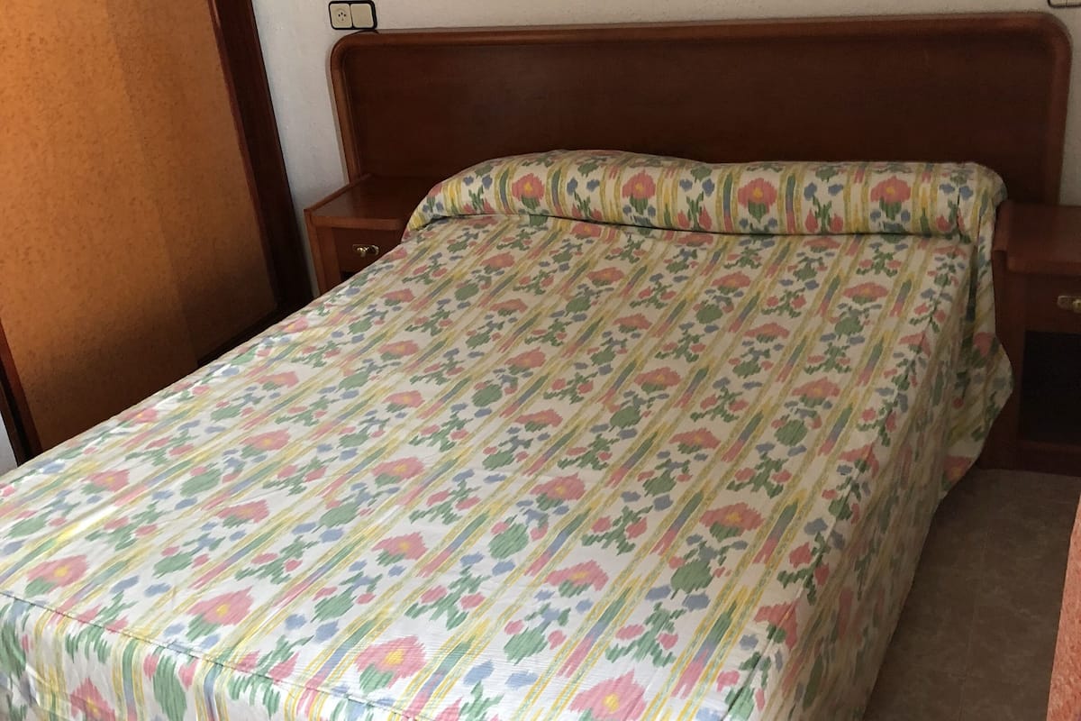 Habitación individual básica | Caja de seguridad en la habitación y escritorio