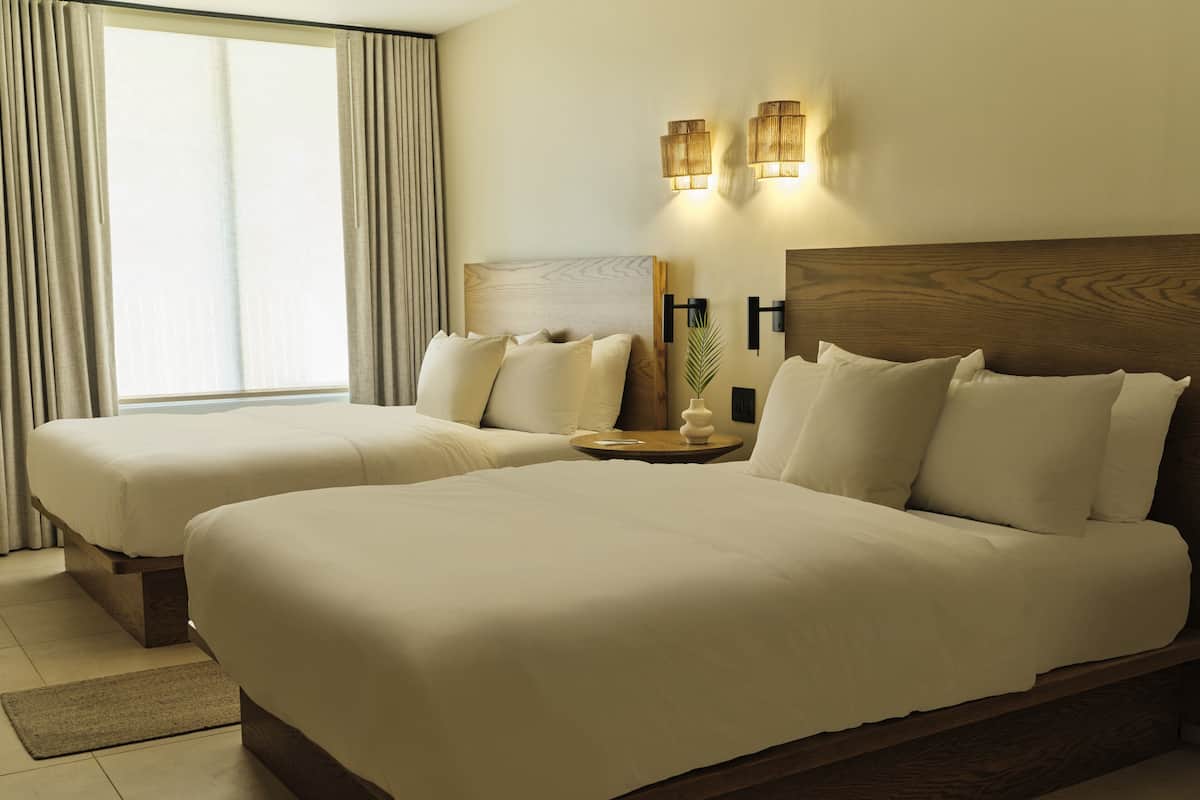 Habitación doble de lujo, 2 camas Queen size | Ropa de cama de alta calidad y insonorización