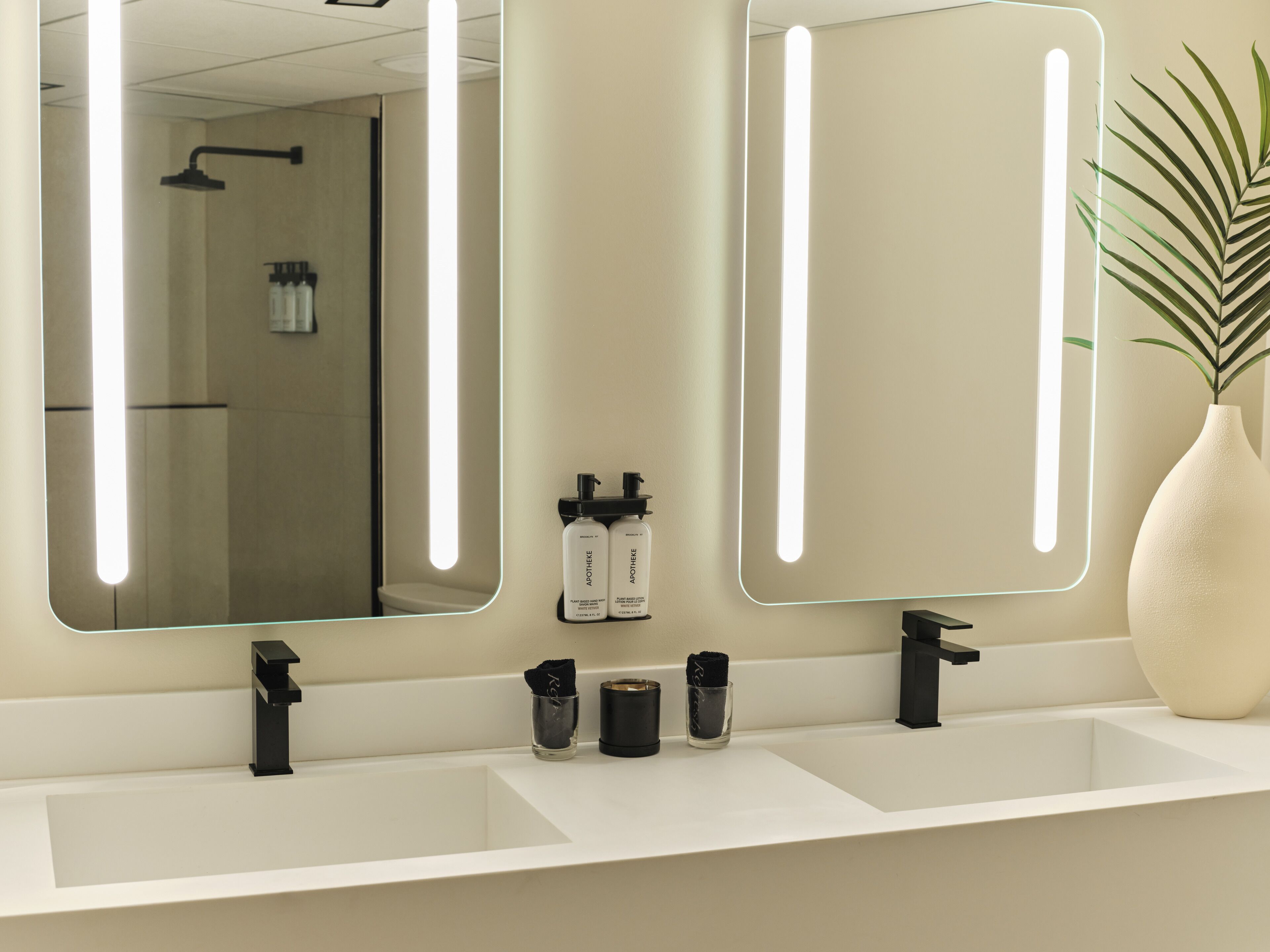 Hochwertige Bettwaren, Verdunkelungsvorhänge, schallisolierte Zimmer