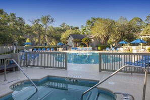 Outdoor pool, pool umbrellas - Shipyard Resort by Spinnaker Resorts (Hilton Head Island)