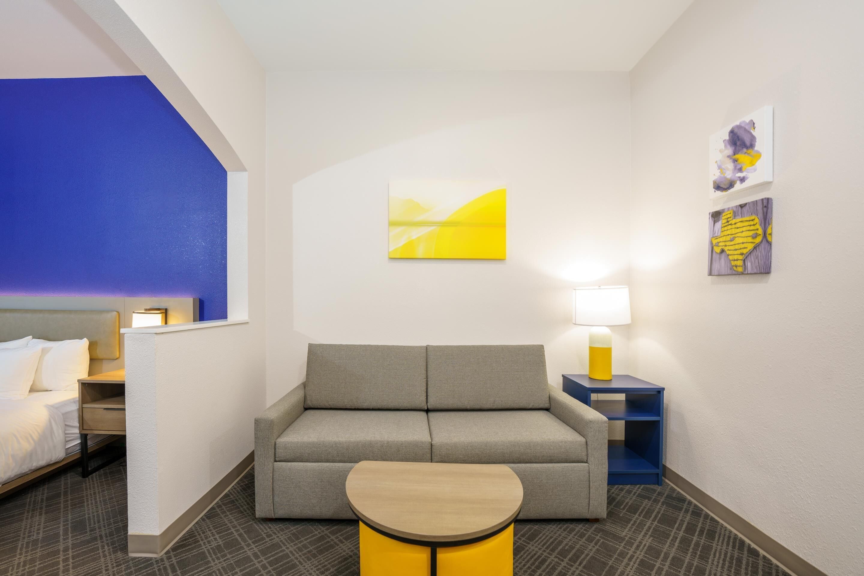 デスク、アイロン / アイロン台、ベビーベッド (無料)、WiFi (無料)