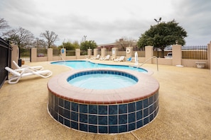 Una piscina al aire libre de temporada