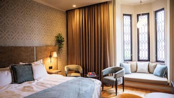 Habitación Deluxe, 1 cama de matrimonio grande | Escritorio, espacio para trabajar con un portátil, cortinas opacas