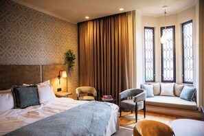 Deluxe kamer, 1 kingsize bed | Een bureau, een laptopwerkplek, verduisterende gordijnen