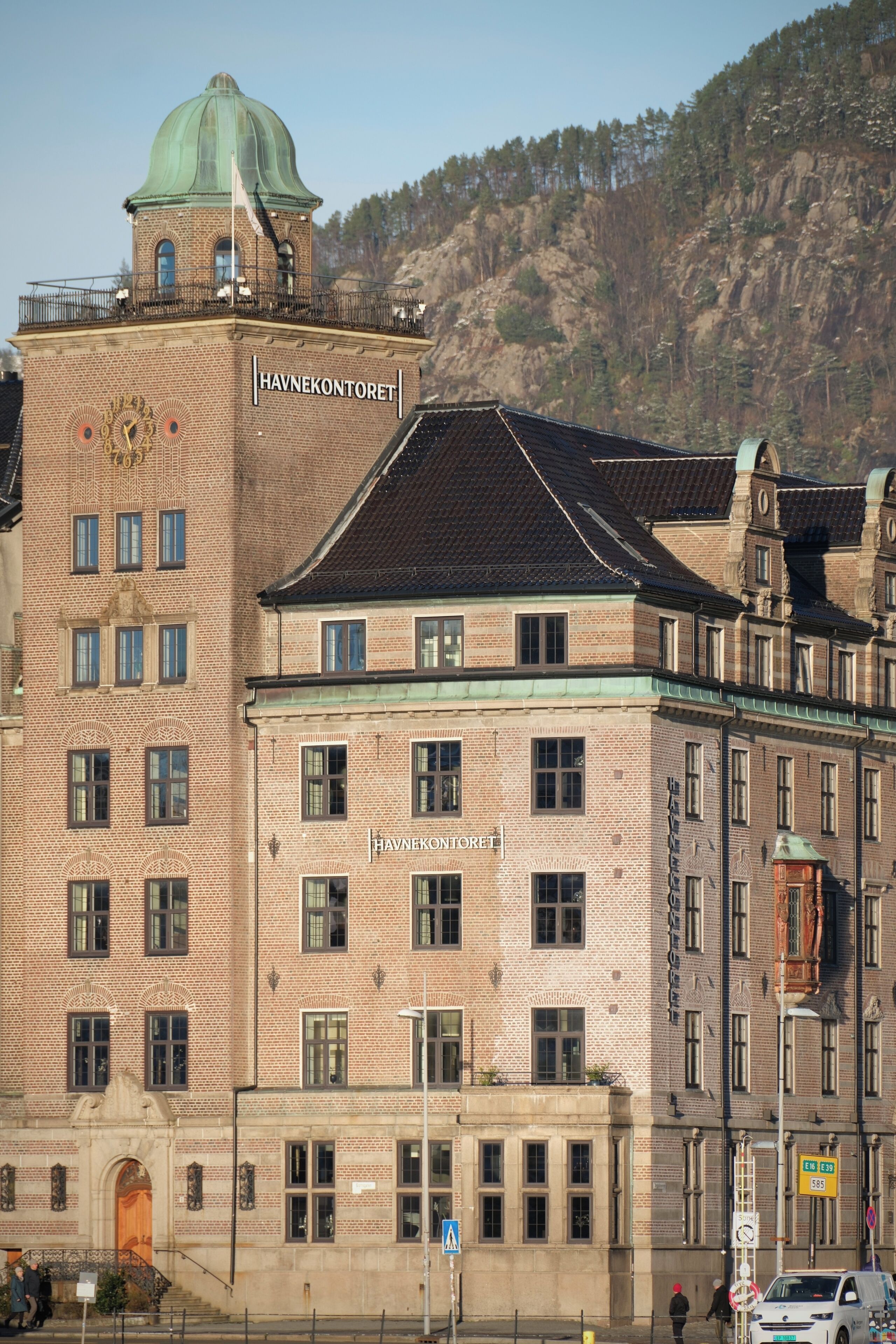 Un edificio histórico con el nombre "HAVNEKONTORTET" mostrado en relieve en su fachada.