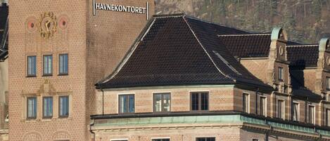 Un edificio histórico con el nombre "HAVNEKONTORTET" mostrado en relieve en su fachada.