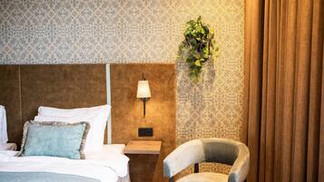 Bureau, espace de travail pour ordinateur portable, rideaux occultants