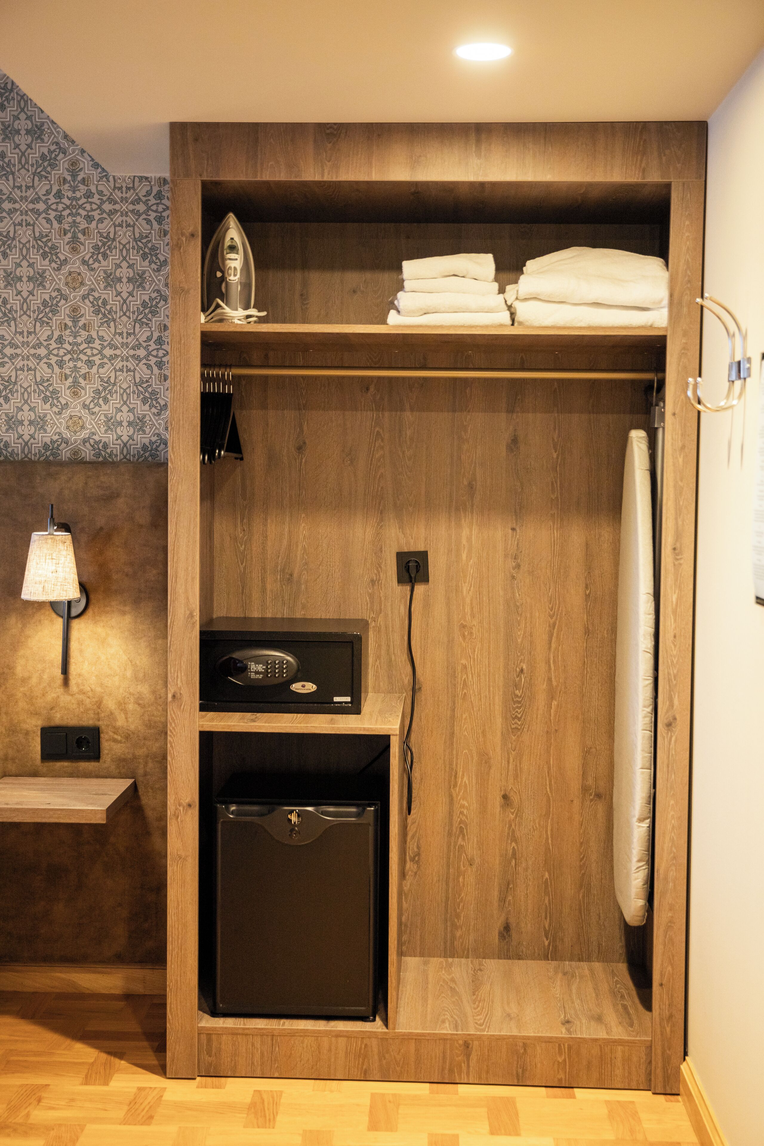 deluxe twin room, non smoking | 1 bedroom, desk, laptop workspace, blackout curtains