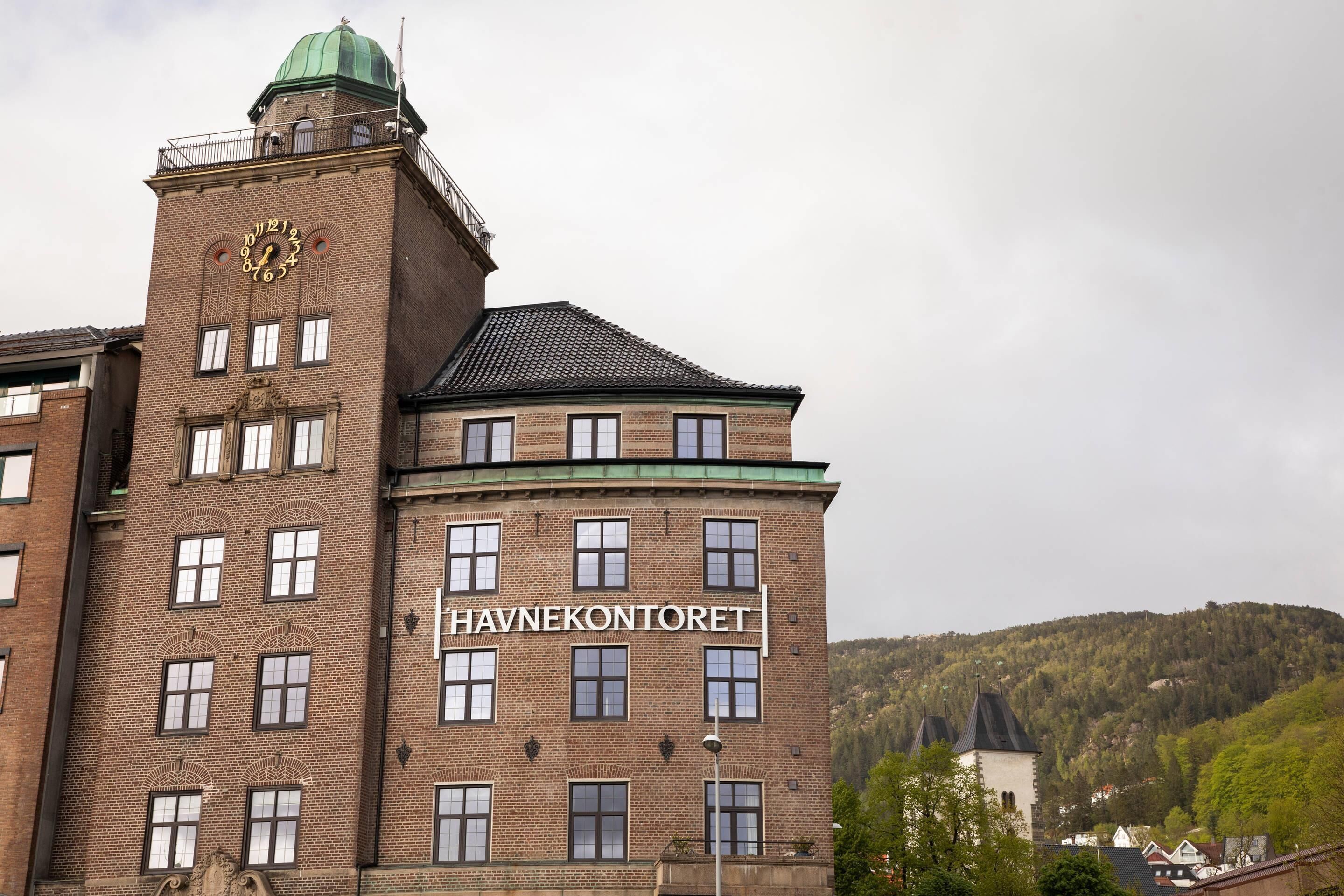 A brick building with a clock tower and the name "HAVNEKONTORTET" on the side.