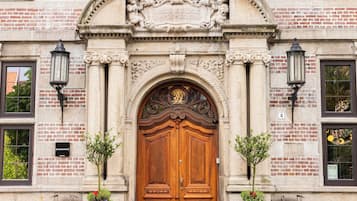 Pintu masuk properti