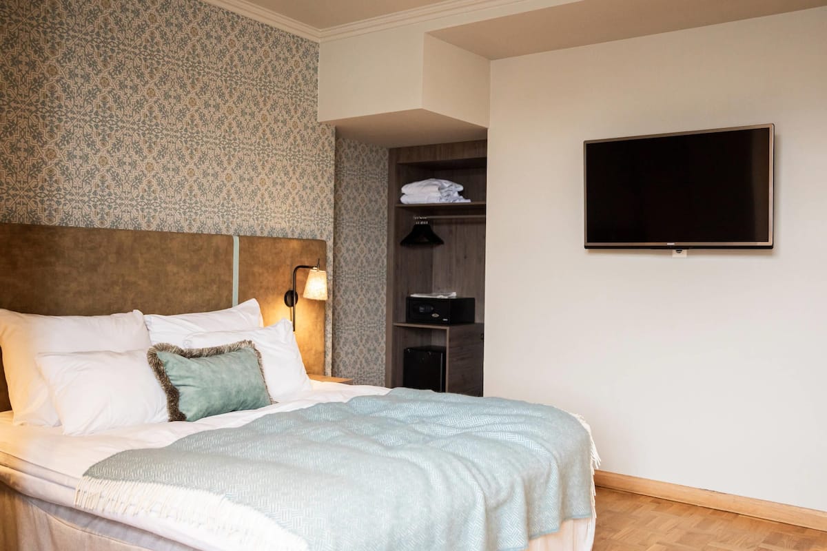 Habitación Deluxe, 1 cama King size | Escritorio, espacio para trabajar con laptop y cortinas blackout 
