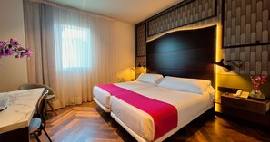 迷你吧、客房内保险箱、办公桌、熨斗/熨板