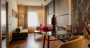 小型套房 | 迷你吧、客房内保险箱、办公桌、熨斗/熨板