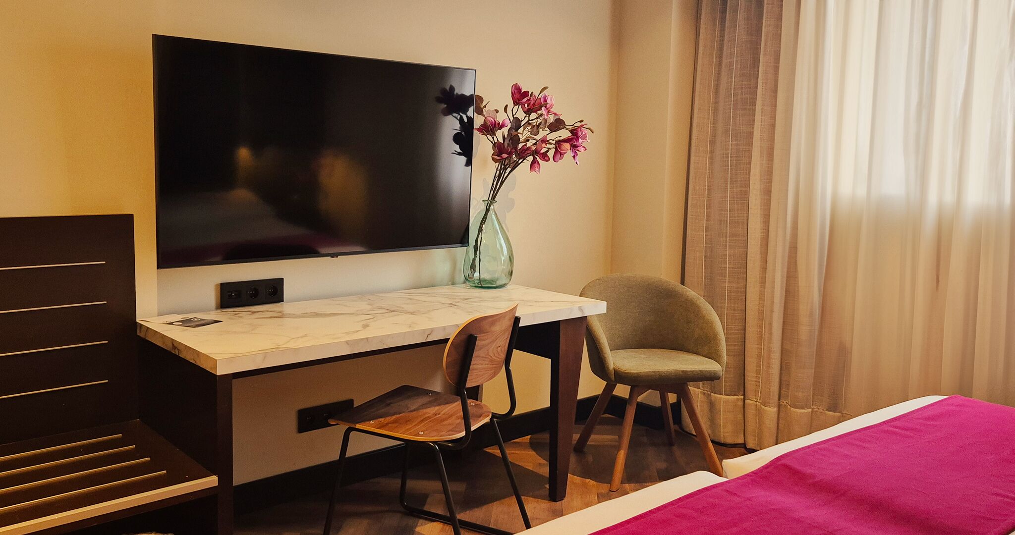 Minibar, coffres-forts dans les chambres, bureau