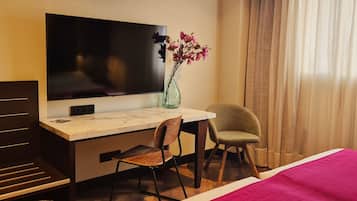 Een minibar, een kluis op de kamer, een bureau
