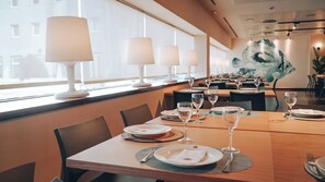Lunch and dinner served, pool views  - Hotel Vértice Aljarafe (Bormujos)