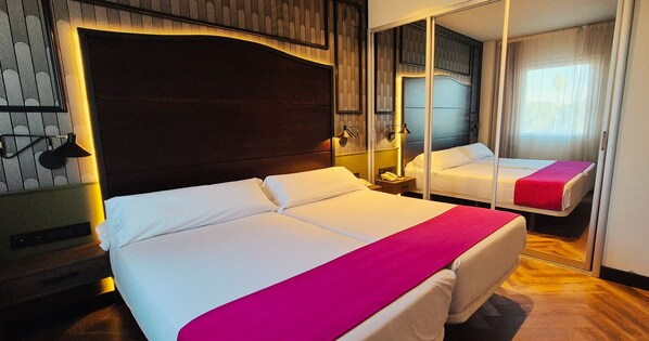 Minibar, in-room safe, desk, iron/ironing board - Hotel Vértice Aljarafe (Bormujos)