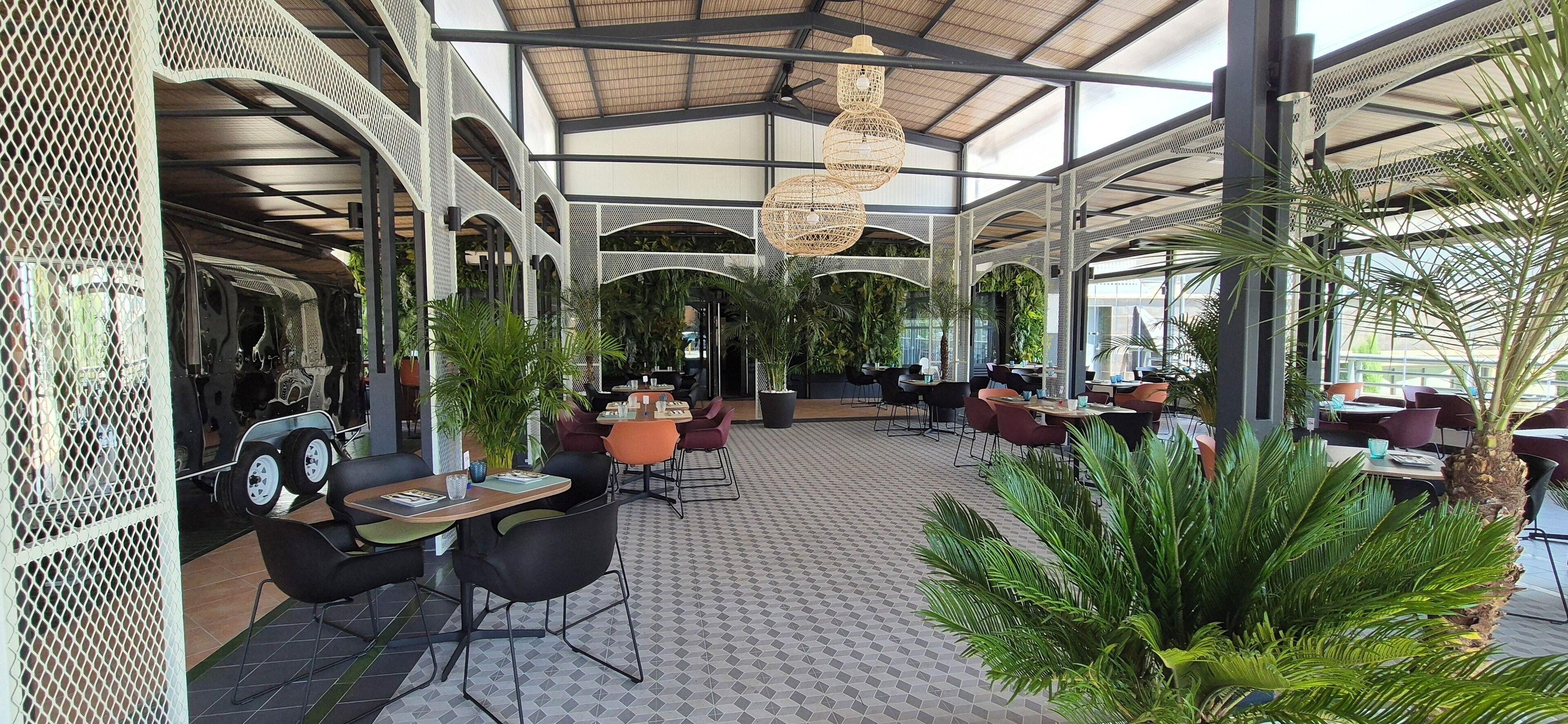 Serviço de almoço e jantar, vistas para a piscina 