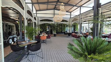 Ofereix vistes a la piscina i s'hi serveixen dinars i sopars