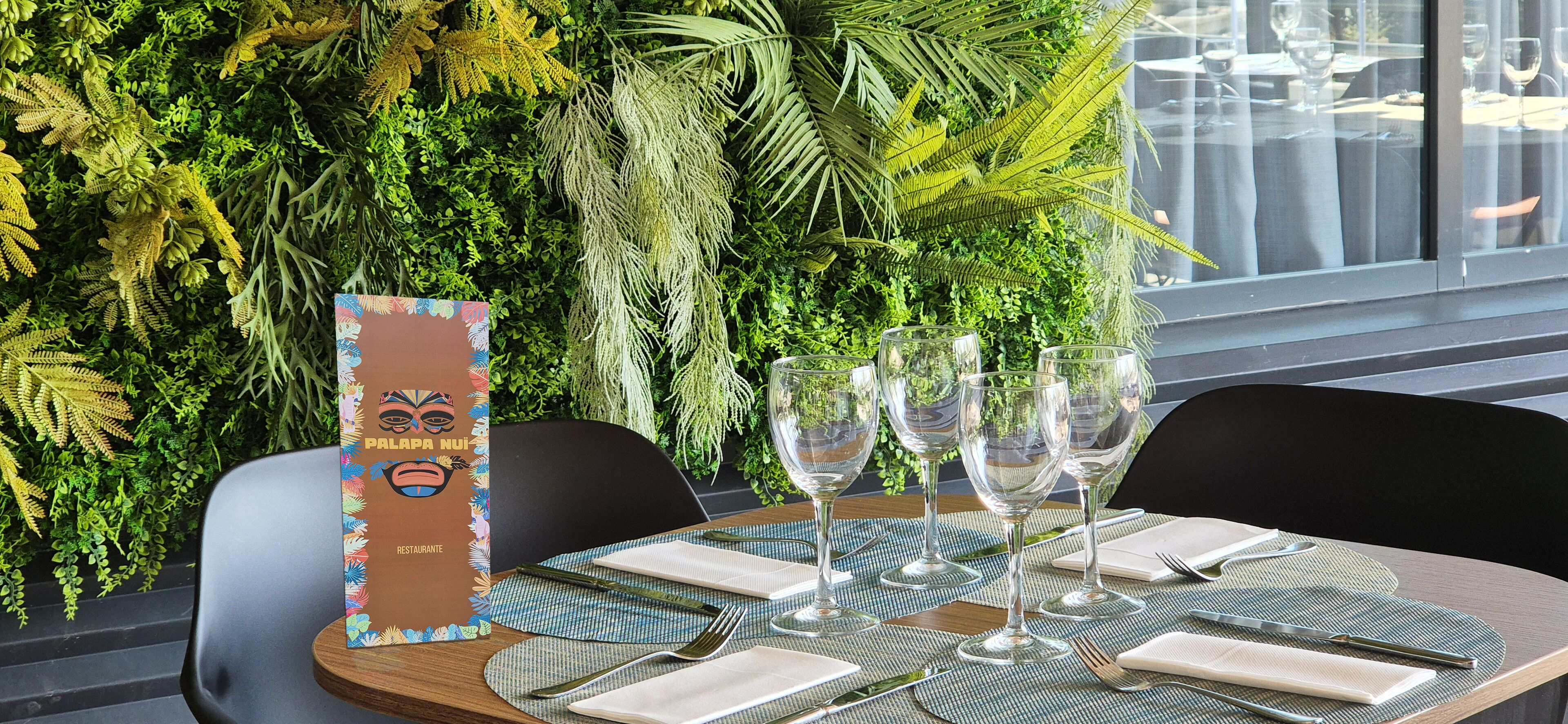 lunch and dinner served, pool views