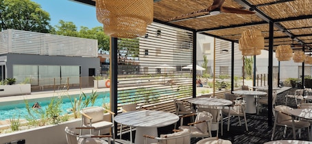 Outdoor pool, pool loungers. Hotel Vértice Aljarafe