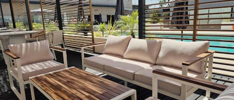 Piscina externa, espreguiçadeiras