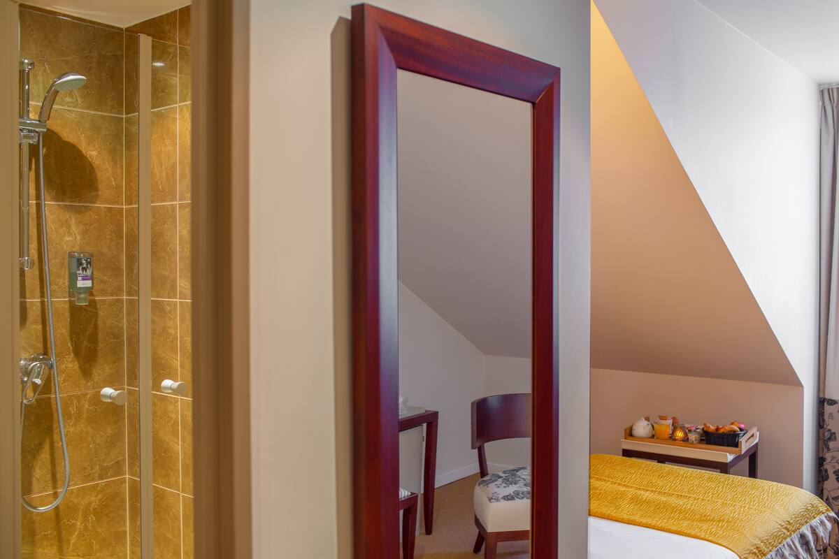 eco-friendly toiletries, hair dryer, towels