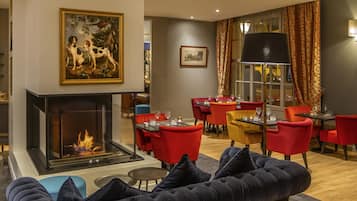 Serveert ontbijt, lunch, diner, Franse gerechten