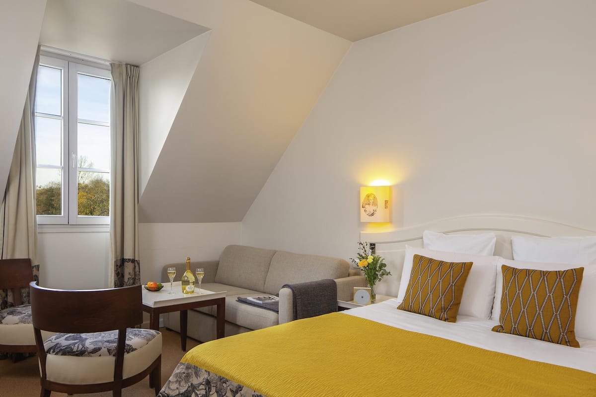 Junior suite, 1 tweepersoonsbed | Select Comfort-bedden, een minibar met enkele gratis items