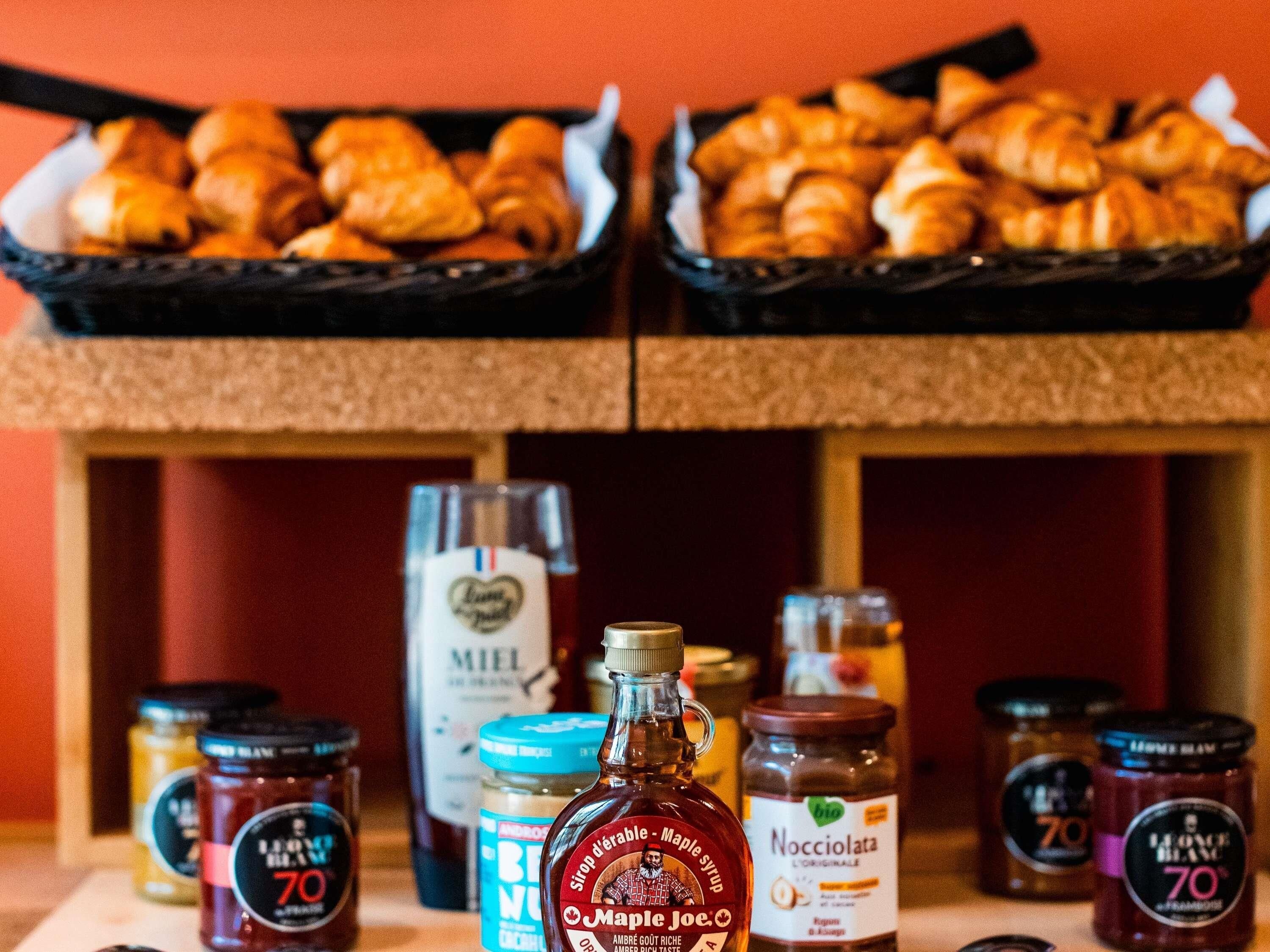 Une variété de pâtisseries et de condiments était présentée, notamment du sirop d’érable et des confitures.
