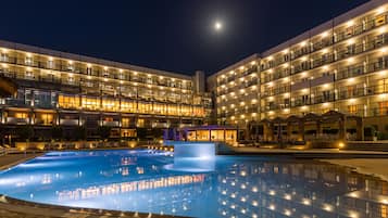 Kauden mukainen ulkouima-allas, aurinkovarjoja, aurinkotuoleja