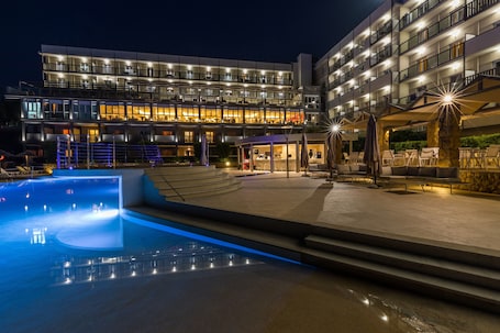 Una piscina al aire libre de temporada, sombrillas