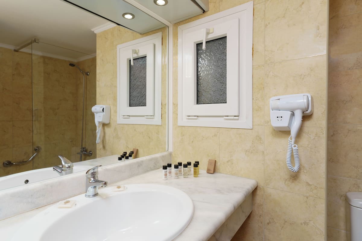 combined shower/bathtub, free toiletries, hair dryer, slippers