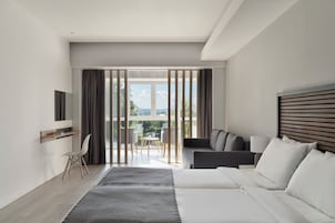 Junior Suite with Pool View | 1 camera, materassi Select Comfort, una cassaforte in camera