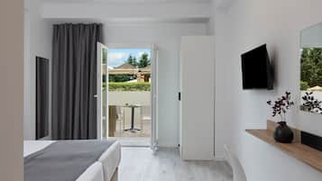 Habitación básica con 1 cama doble o 2 individuales, vistas al jardín | 1 dormitorio, colchones Select Comfort, caja fuerte