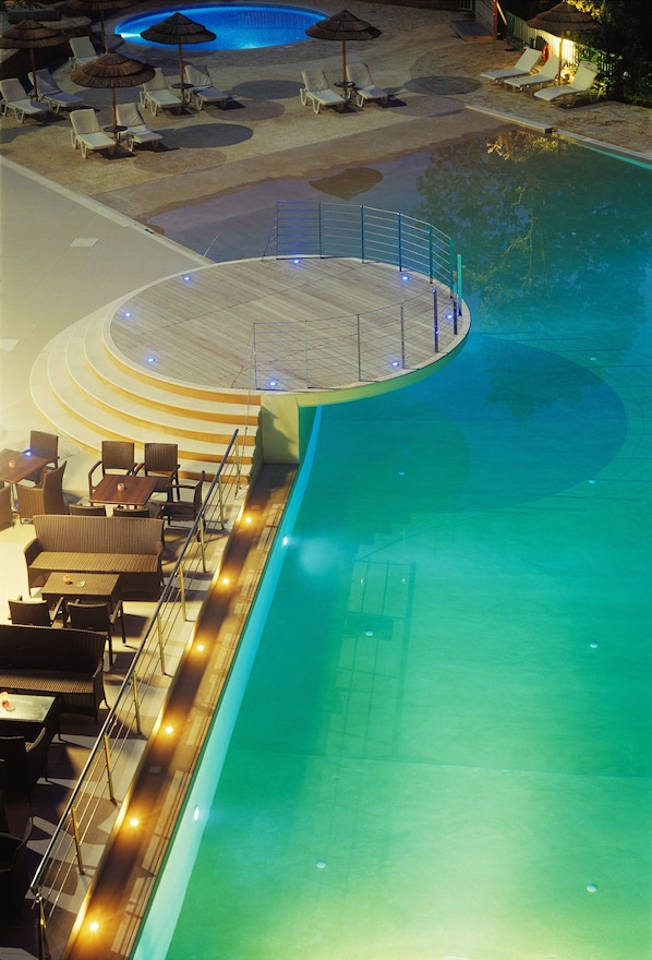 Piscine extérieure (ouverte en saison), parasols de plage