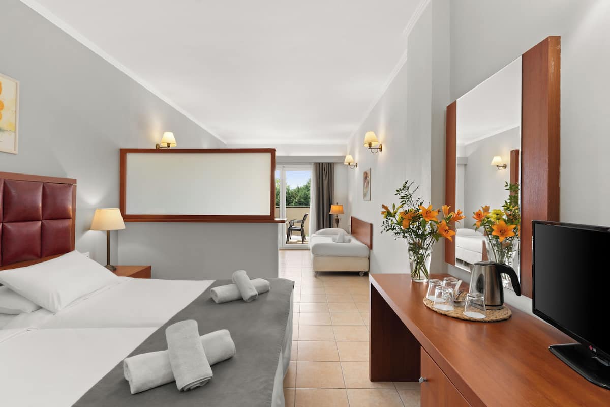Habitación familiar, vista a la alberca | 1 habitación, sábanas de algodón egipcio y camas Select Comfort