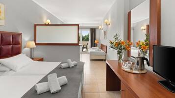 Perhehuone, näköala uima-altaalle | 1 makuuhuone, egyptinpuuvillaiset lakanat