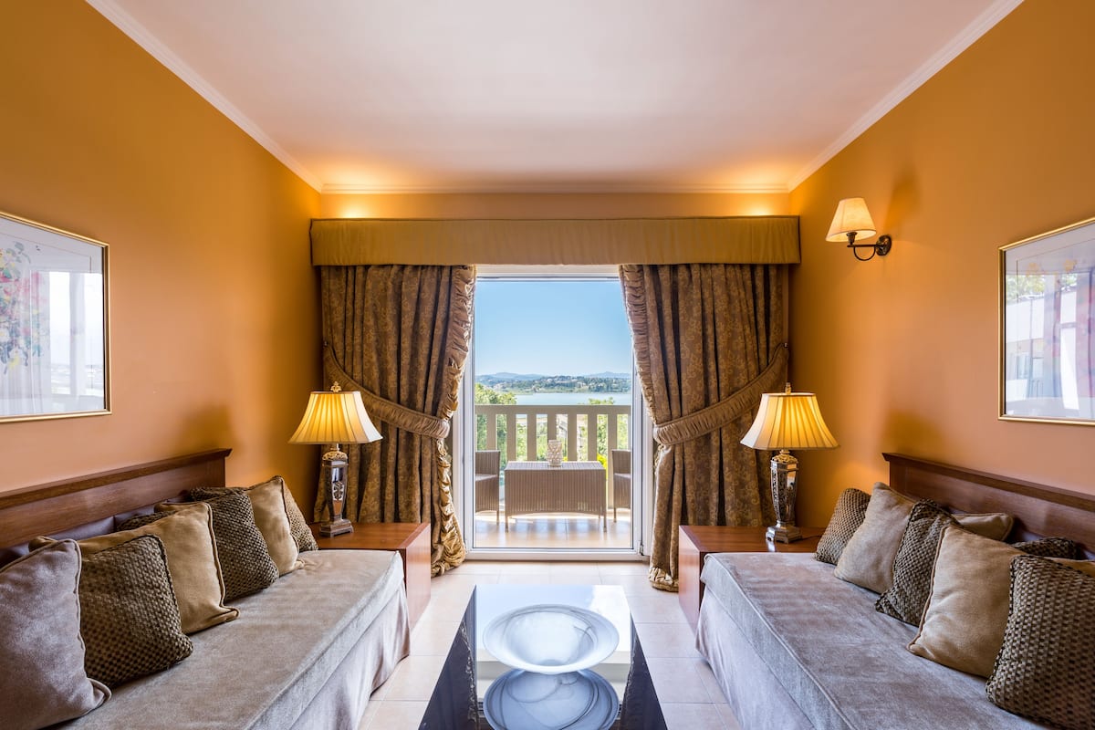 suite, 1 bedroom, lake view | living area | tv