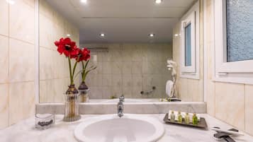 Bañera con ducha, artículos de tocador gratuitos, secador de pelo