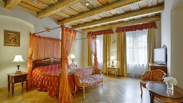 Edredón, caja de seguridad en la habitación y decoración personalizada