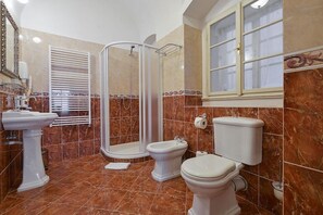Shower, free toiletries, hair dryer, slippers - Hotel Residence Green Lobster (Prague)