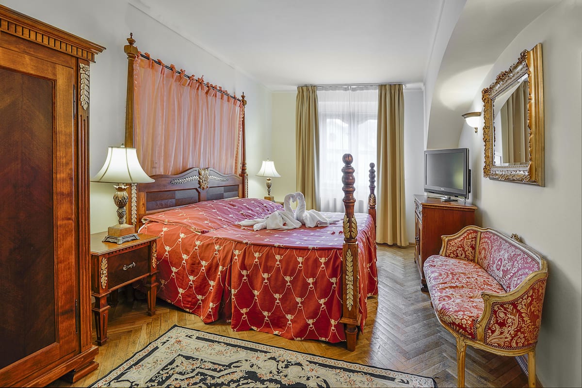 2 slaapkamers, donzen dekbedden, een kluis op de kamer