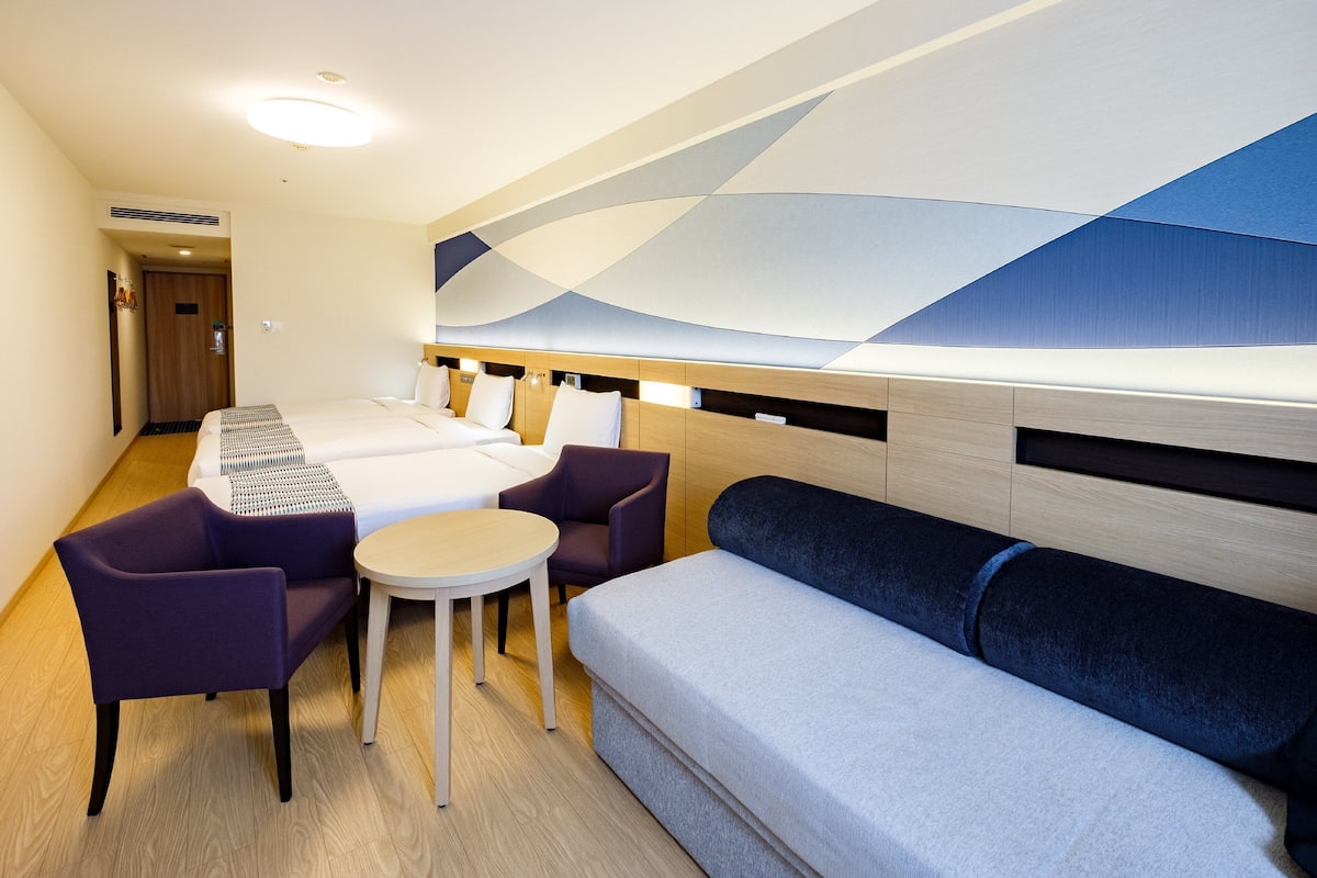 family triple room, non smoking | in-room safe