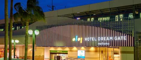 Facciata della struttura - sera/notte