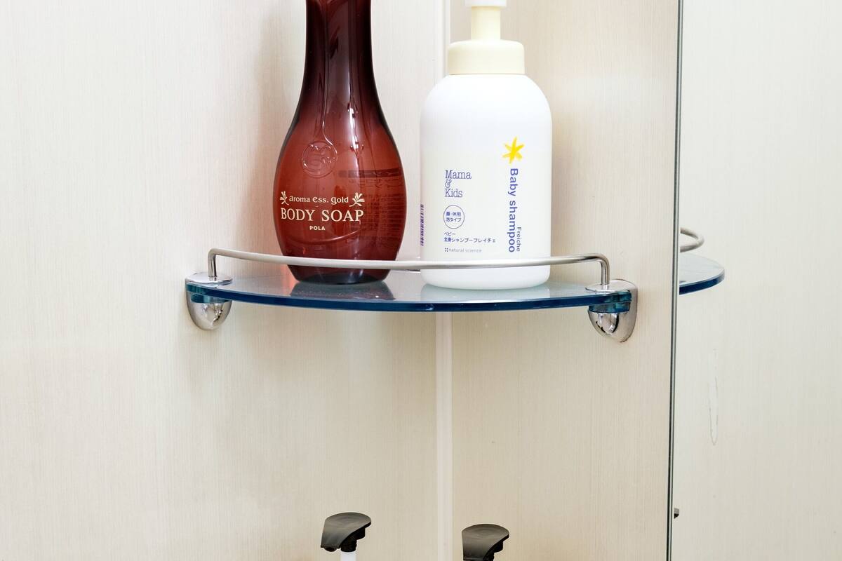 family triple room, non smoking | bathroom amenities | electronic bidet, towels